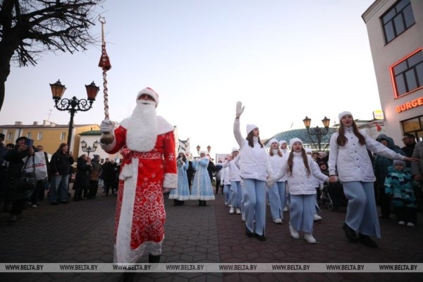 Новогоднее дефиле Деда Мороза и его оркестра зарядило настроением брестчан — смотрите фото и видео Новогоднее дефиле Деда Мороза и его оркестра зарядило настроением брестчан — смотрите фото и видео