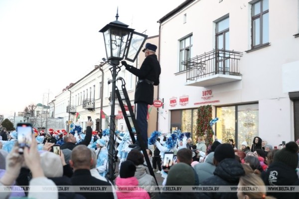 Новогоднее дефиле Деда Мороза и его оркестра зарядило настроением брестчан — смотрите фото и видео Новогоднее дефиле Деда Мороза и его оркестра зарядило настроением брестчан — смотрите фото и видео