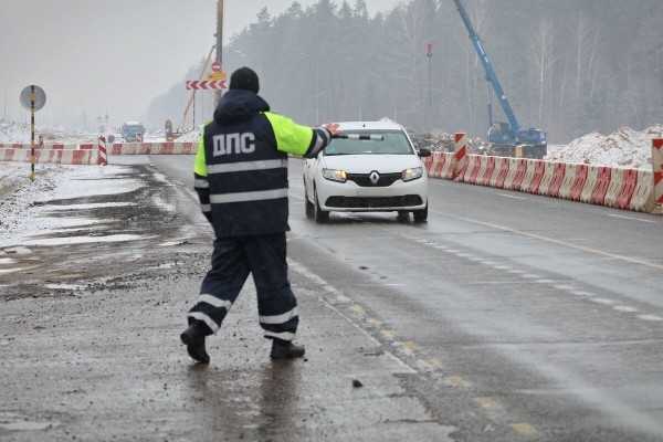 «Дальность полёта — 12 километров». Журналисты подежурили вместе с ГАИ и дроном на дороге