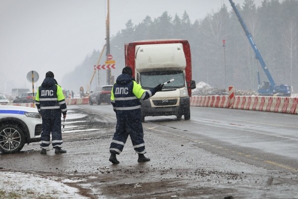 «Дальность полёта — 12 километров». Журналисты подежурили вместе с ГАИ и дроном на дороге