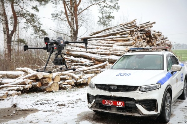 «Дальность полёта — 12 километров». Журналисты подежурили вместе с ГАИ и дроном на дороге