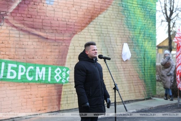 Мурал «Будущее Беларуси в твоих руках» появился в Барановичах Мурал «Будущее Беларуси в твоих руках» появился в Барановичах