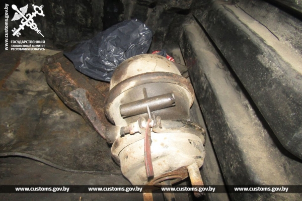 Водитель спрятал айфоны в тайниках грузовика, но на границе в Бресте их обнаружили Водитель спрятал айфоны в тайниках грузовика, но на границе в Бресте их обнаружили