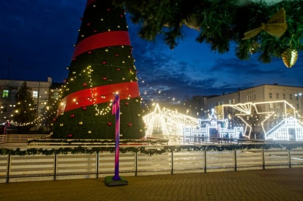 Главная площадь Бреста готовится к открытию новогодней ёлки Главная площадь Бреста готовится к открытию новогодней ёлки