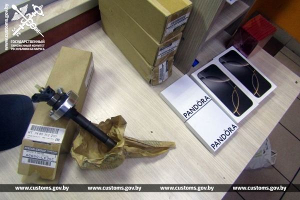 Водитель спрятал айфоны в тайниках грузовика, но на границе в Бресте их обнаружили Водитель спрятал айфоны в тайниках грузовика, но на границе в Бресте их обнаружили