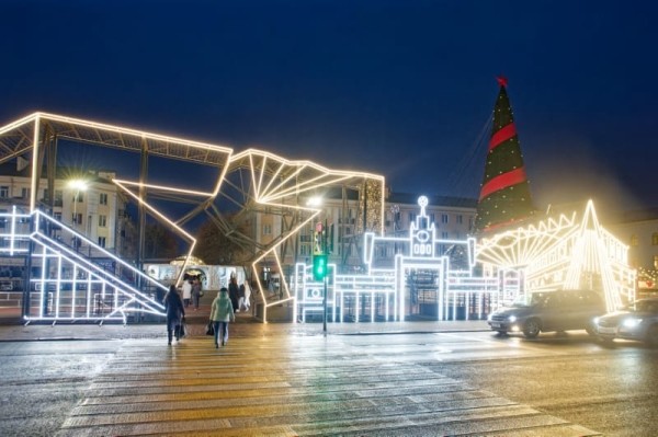 Главная площадь Бреста готовится к открытию новогодней ёлки Главная площадь Бреста готовится к открытию новогодней ёлки