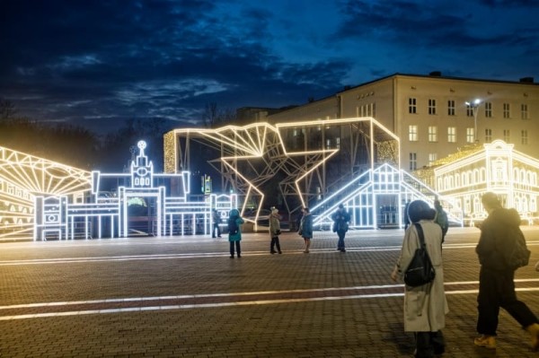 Главная площадь Бреста готовится к открытию новогодней ёлки Главная площадь Бреста готовится к открытию новогодней ёлки