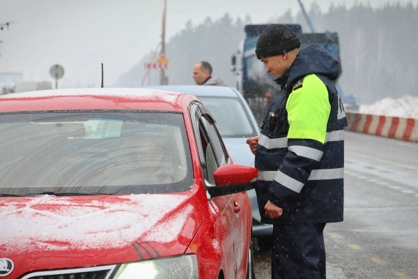 «Дальность полёта — 12 километров». Журналисты подежурили вместе с ГАИ и дроном на дороге