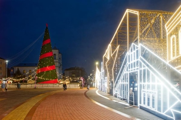 Главная площадь Бреста готовится к открытию новогодней ёлки Главная площадь Бреста готовится к открытию новогодней ёлки