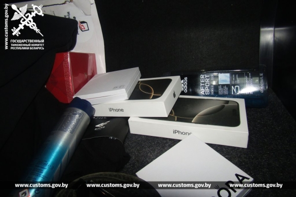 Водитель спрятал айфоны в тайниках грузовика, но на границе в Бресте их обнаружили Водитель спрятал айфоны в тайниках грузовика, но на границе в Бресте их обнаружили