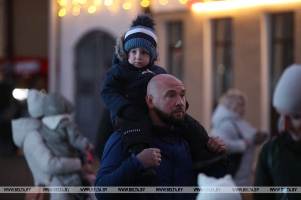 Новогоднее дефиле Деда Мороза и его оркестра зарядило настроением брестчан — смотрите фото и видео Новогоднее дефиле Деда Мороза и его оркестра зарядило настроением брестчан — смотрите фото и видео