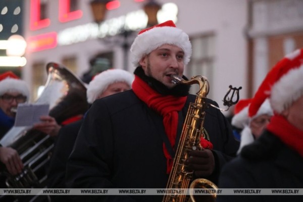 Новогоднее дефиле Деда Мороза и его оркестра зарядило настроением брестчан — смотрите фото и видео Новогоднее дефиле Деда Мороза и его оркестра зарядило настроением брестчан — смотрите фото и видео