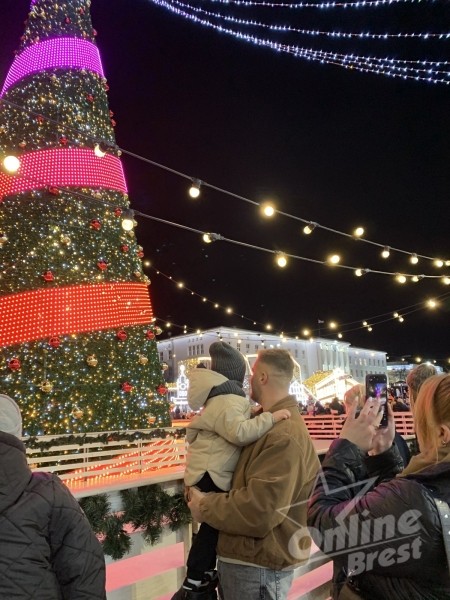 Главная новогодняя красавица Бреста зажглась — видео