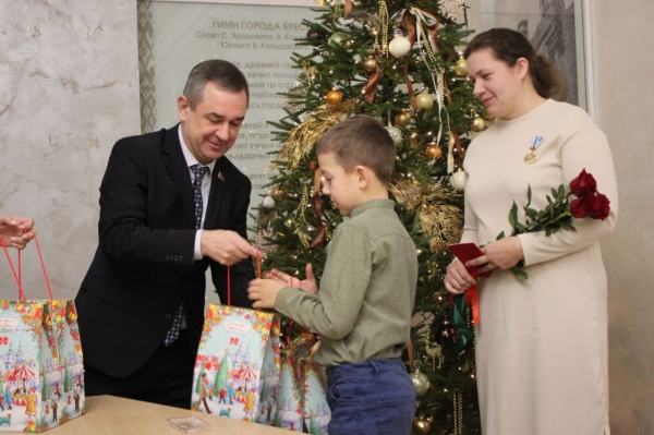 В Ленинском районе г. Бреста вручили орден Матери многодетной матери Светлане Демчук В Ленинском районе г. Бреста вручили орден Матери многодетной матери Светлане Демчук