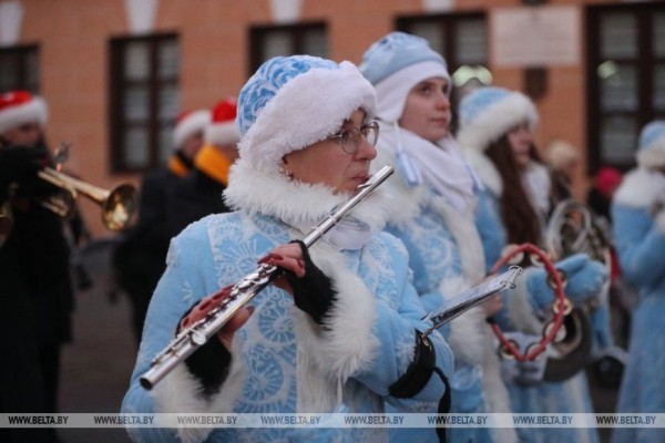 Новогоднее дефиле Деда Мороза и его оркестра зарядило настроением брестчан — смотрите фото и видео Новогоднее дефиле Деда Мороза и его оркестра зарядило настроением брестчан — смотрите фото и видео
