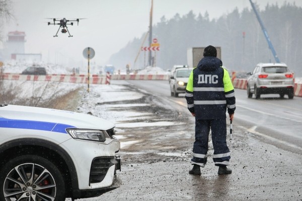 «Дальность полёта — 12 километров». Журналисты подежурили вместе с ГАИ и дроном на дороге
