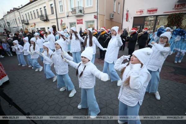 Новогоднее дефиле Деда Мороза и его оркестра зарядило настроением брестчан — смотрите фото и видео Новогоднее дефиле Деда Мороза и его оркестра зарядило настроением брестчан — смотрите фото и видео