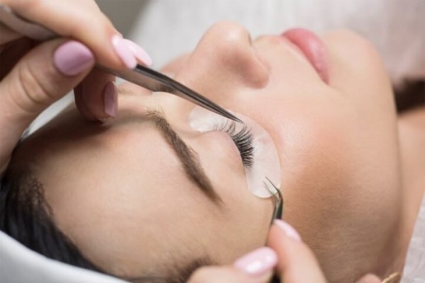 Чем может быть опасно для глаз наращивание ресниц? Рассказала офтальмолог Чем может быть опасно для глаз наращивание ресниц? Рассказала офтальмолог