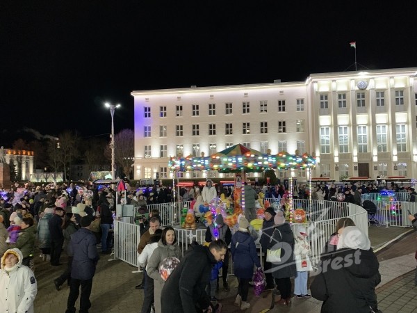 Главная новогодняя красавица Бреста зажглась — видео