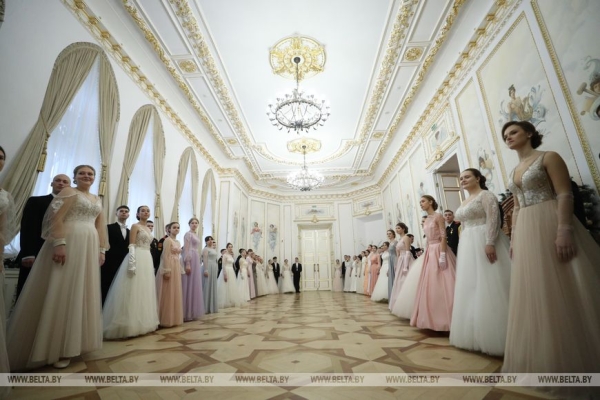 Учащиеся и студенты Брестской области закружили на балу в Коссовском дворце Учащиеся и студенты Брестской области закружили на балу в Коссовском дворце