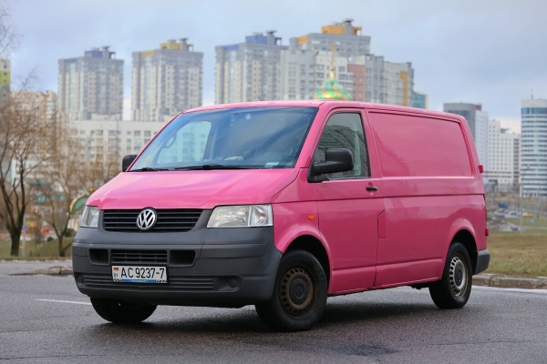 Розовый Volkswagen T5 шесть лет находится в продаже Розовый Volkswagen T5 шесть лет находится в продаже