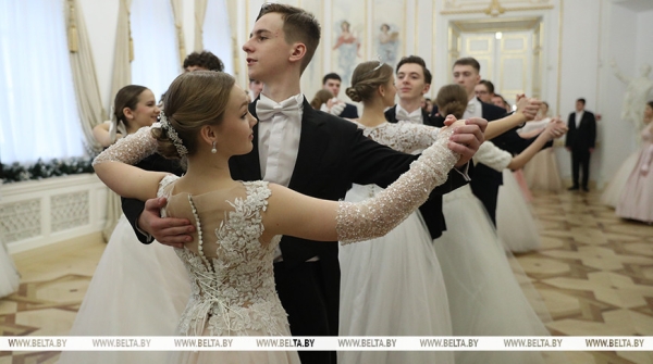 Учащиеся и студенты Брестской области закружили на балу в Коссовском дворце Учащиеся и студенты Брестской области закружили на балу в Коссовском дворце