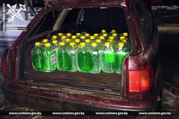 Белорус пытался ввезти из России 340 литров стеклоомывающей жидкости без документов Белорус пытался ввезти из России 340 литров стеклоомывающей жидкости без документов