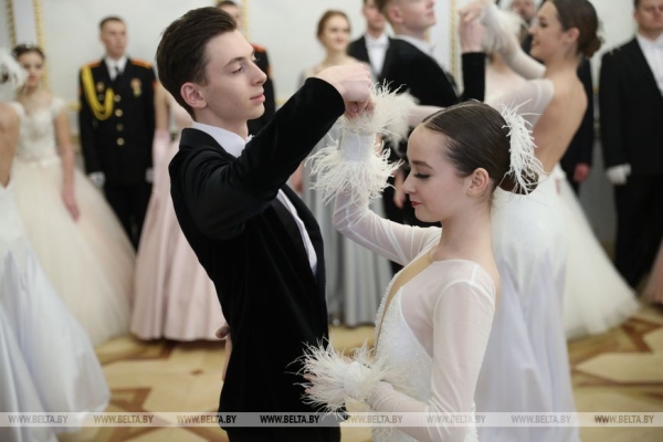 Учащиеся и студенты Брестской области закружили на балу в Коссовском дворце Учащиеся и студенты Брестской области закружили на балу в Коссовском дворце