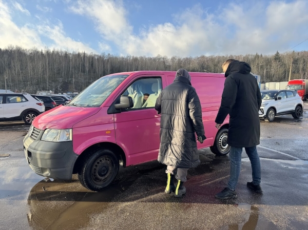 Розовый Volkswagen T5 шесть лет находится в продаже Розовый Volkswagen T5 шесть лет находится в продаже