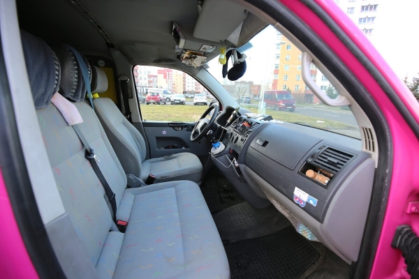 Розовый Volkswagen T5 шесть лет находится в продаже Розовый Volkswagen T5 шесть лет находится в продаже