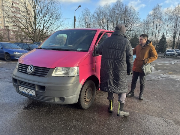 Розовый Volkswagen T5 шесть лет находится в продаже Розовый Volkswagen T5 шесть лет находится в продаже