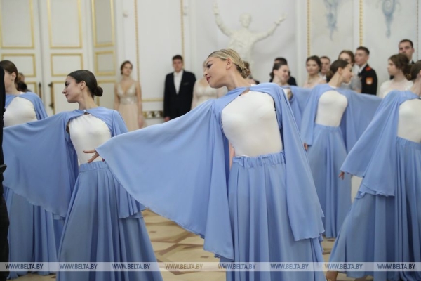 Учащиеся и студенты Брестской области закружили на балу в Коссовском дворце Учащиеся и студенты Брестской области закружили на балу в Коссовском дворце