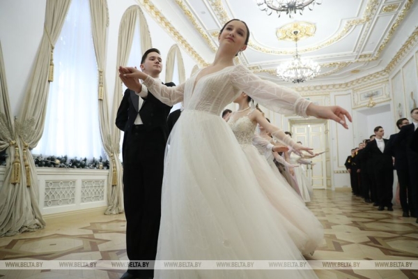 Учащиеся и студенты Брестской области закружили на балу в Коссовском дворце Учащиеся и студенты Брестской области закружили на балу в Коссовском дворце