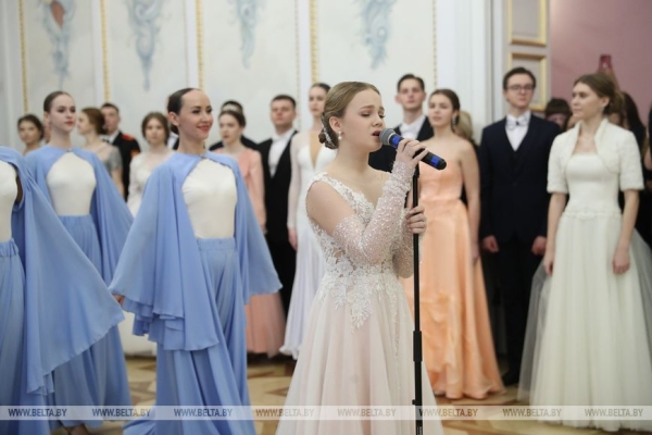 Учащиеся и студенты Брестской области закружили на балу в Коссовском дворце Учащиеся и студенты Брестской области закружили на балу в Коссовском дворце