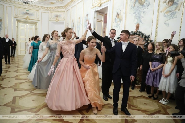 Учащиеся и студенты Брестской области закружили на балу в Коссовском дворце Учащиеся и студенты Брестской области закружили на балу в Коссовском дворце