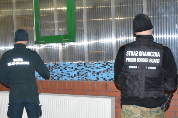 Белорус попался в Польше с контрабандой сигарет в автомобиле. Где он их спрятал? Белорус попался в Польше с контрабандой сигарет в автомобиле. Где он их спрятал?