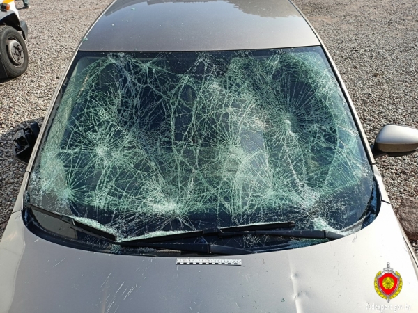 В Бресте припаркованный автомобиль забросали камнями. Из-за чего? В Бресте припаркованный автомобиль забросали камнями. Из-за чего?