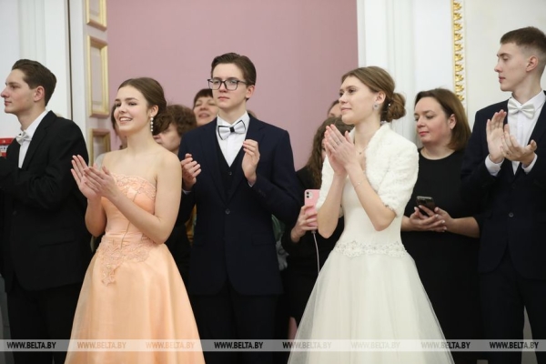Учащиеся и студенты Брестской области закружили на балу в Коссовском дворце Учащиеся и студенты Брестской области закружили на балу в Коссовском дворце