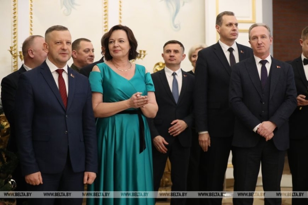 Учащиеся и студенты Брестской области закружили на балу в Коссовском дворце Учащиеся и студенты Брестской области закружили на балу в Коссовском дворце