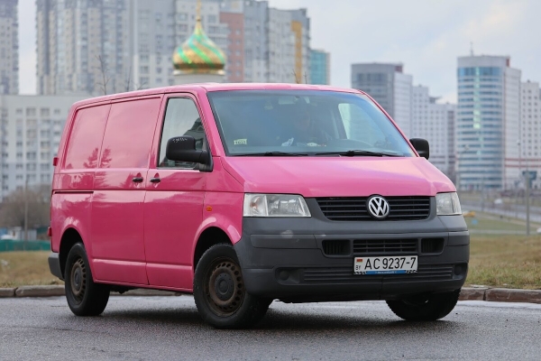 Розовый Volkswagen T5 шесть лет находится в продаже Розовый Volkswagen T5 шесть лет находится в продаже