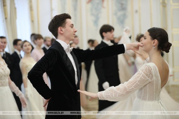 Учащиеся и студенты Брестской области закружили на балу в Коссовском дворце Учащиеся и студенты Брестской области закружили на балу в Коссовском дворце