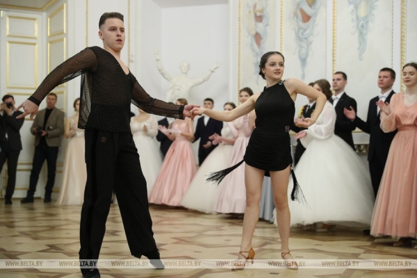 Учащиеся и студенты Брестской области закружили на балу в Коссовском дворце Учащиеся и студенты Брестской области закружили на балу в Коссовском дворце