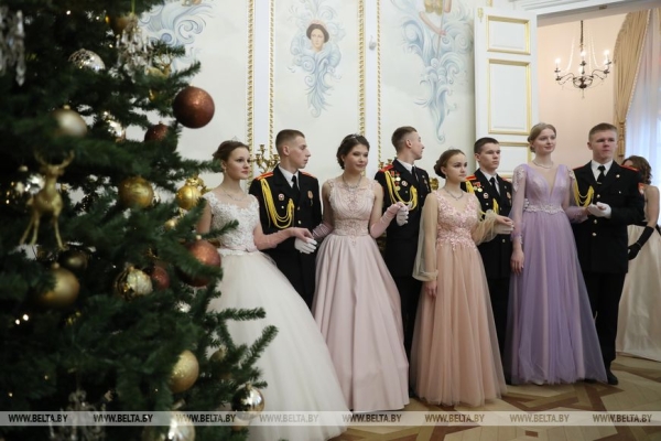 Учащиеся и студенты Брестской области закружили на балу в Коссовском дворце Учащиеся и студенты Брестской области закружили на балу в Коссовском дворце