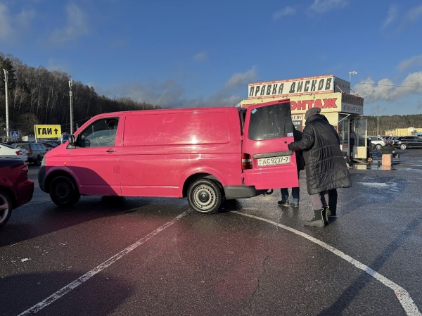 Розовый Volkswagen T5 шесть лет находится в продаже Розовый Volkswagen T5 шесть лет находится в продаже