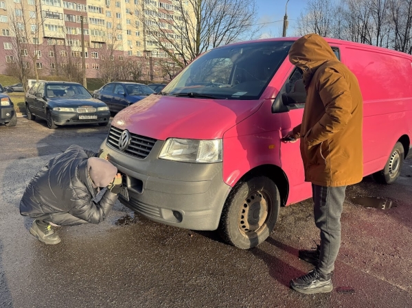 Розовый Volkswagen T5 шесть лет находится в продаже Розовый Volkswagen T5 шесть лет находится в продаже