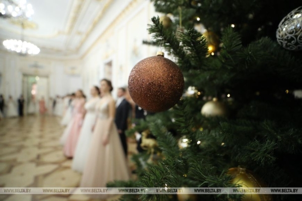 Учащиеся и студенты Брестской области закружили на балу в Коссовском дворце Учащиеся и студенты Брестской области закружили на балу в Коссовском дворце