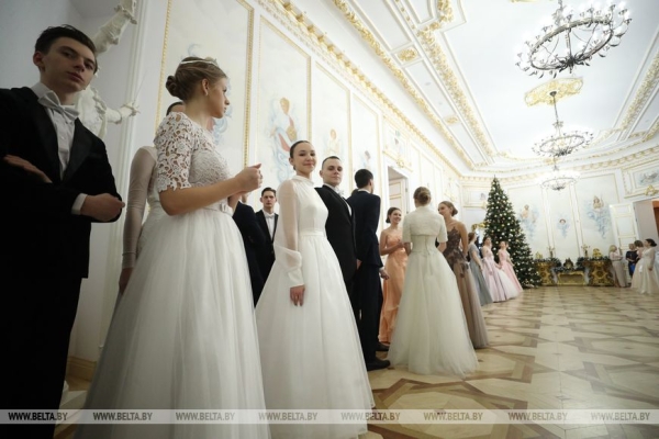 Учащиеся и студенты Брестской области закружили на балу в Коссовском дворце Учащиеся и студенты Брестской области закружили на балу в Коссовском дворце