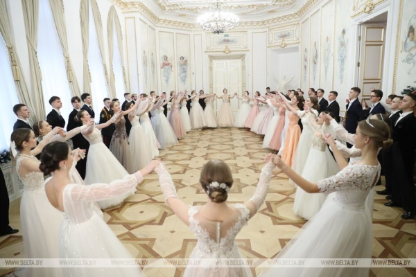 Учащиеся и студенты Брестской области закружили на балу в Коссовском дворце Учащиеся и студенты Брестской области закружили на балу в Коссовском дворце