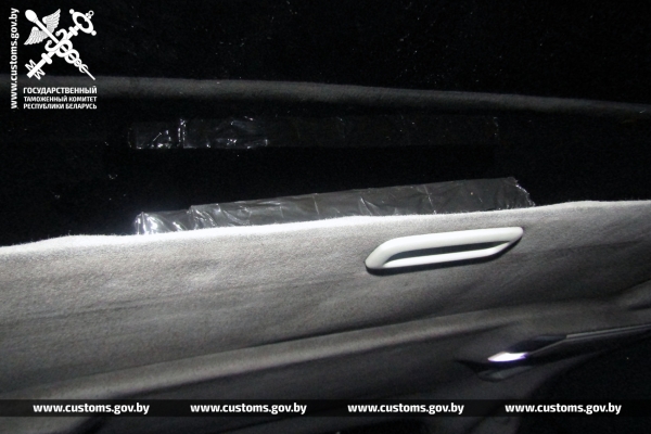 Мужчина спрятал 200 блесков для губ в машине и попался на таможне — случай на границе в Бресте Мужчина спрятал 200 блесков для губ в машине и попался на таможне — случай на границе в Бресте