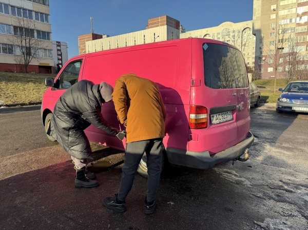 Розовый Volkswagen T5 шесть лет находится в продаже Розовый Volkswagen T5 шесть лет находится в продаже